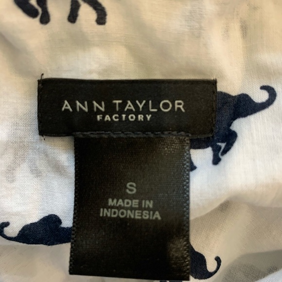 Ann Taylor All Over Elephant Print Button Up Shirt Womens S Novelty Preppy - Picture 6 of 6